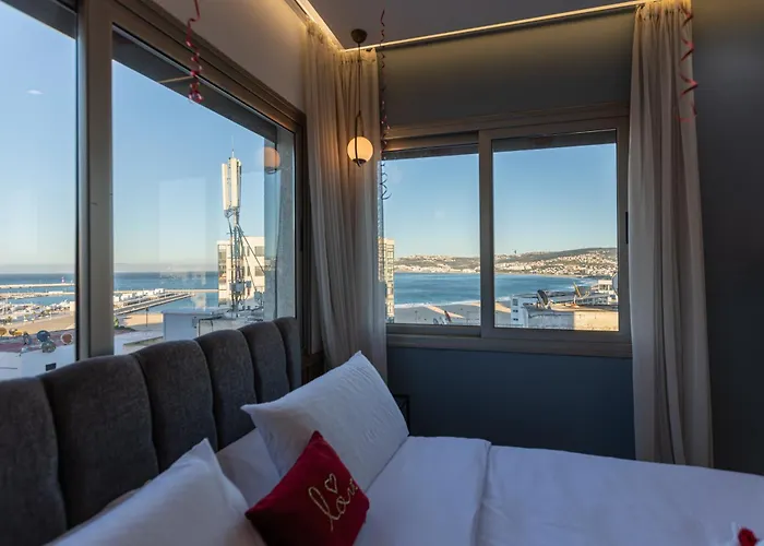 Marina View Residence Luxurious Studio Retreat With Stunning Ocean Views 1 Double Bedroom, 1 Convertible Couch