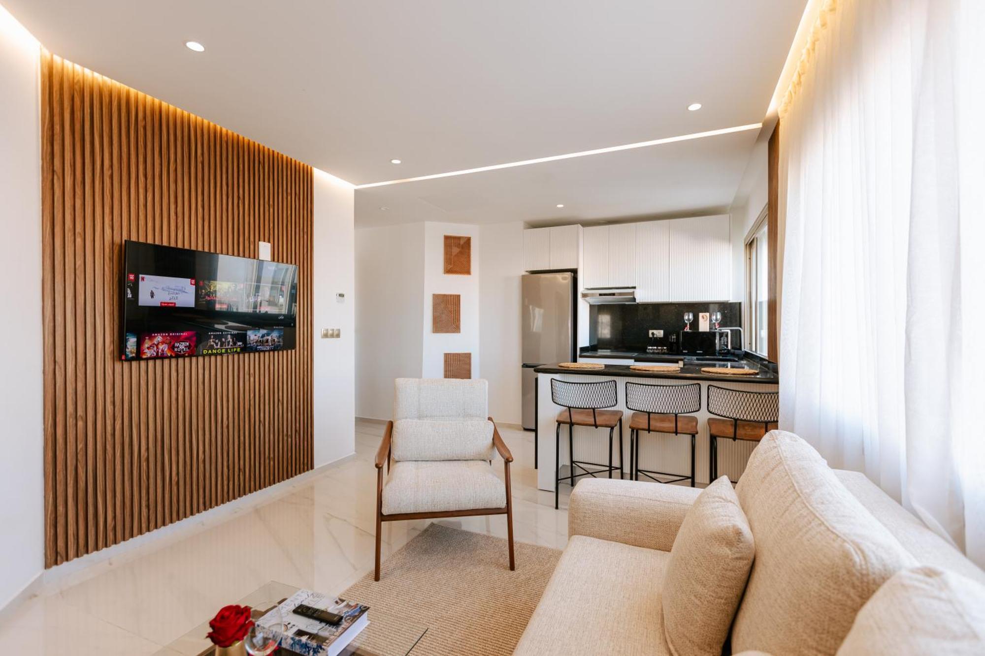 Marina View Luxurious Retreat With Stunning Ocean Views 1 Double Bedroom, 1 Convertible Couch *