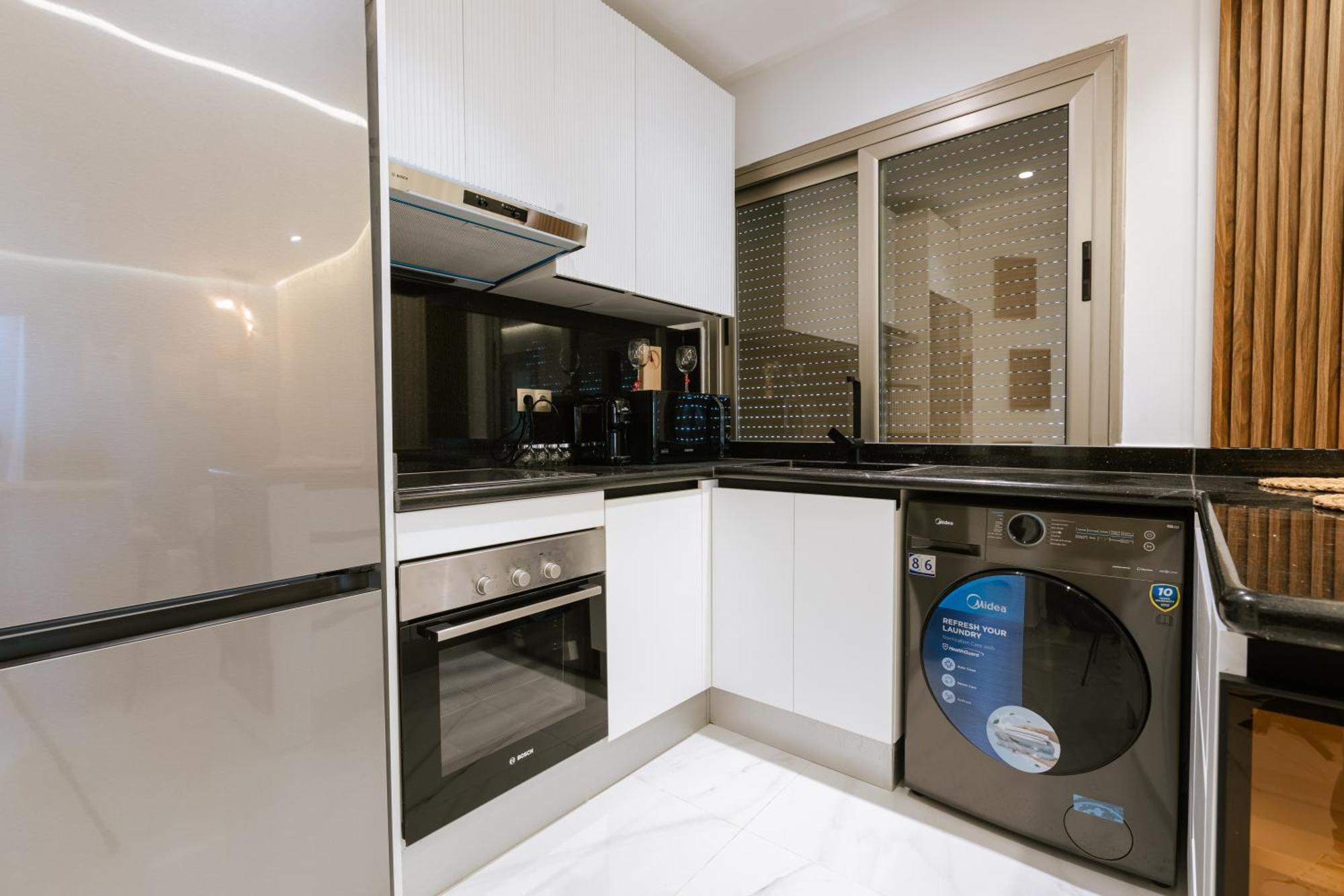 Marina View Luxurious Retreat With Stunning Ocean Views 1 Double Bedroom, 1 Convertible Couch Apartment *