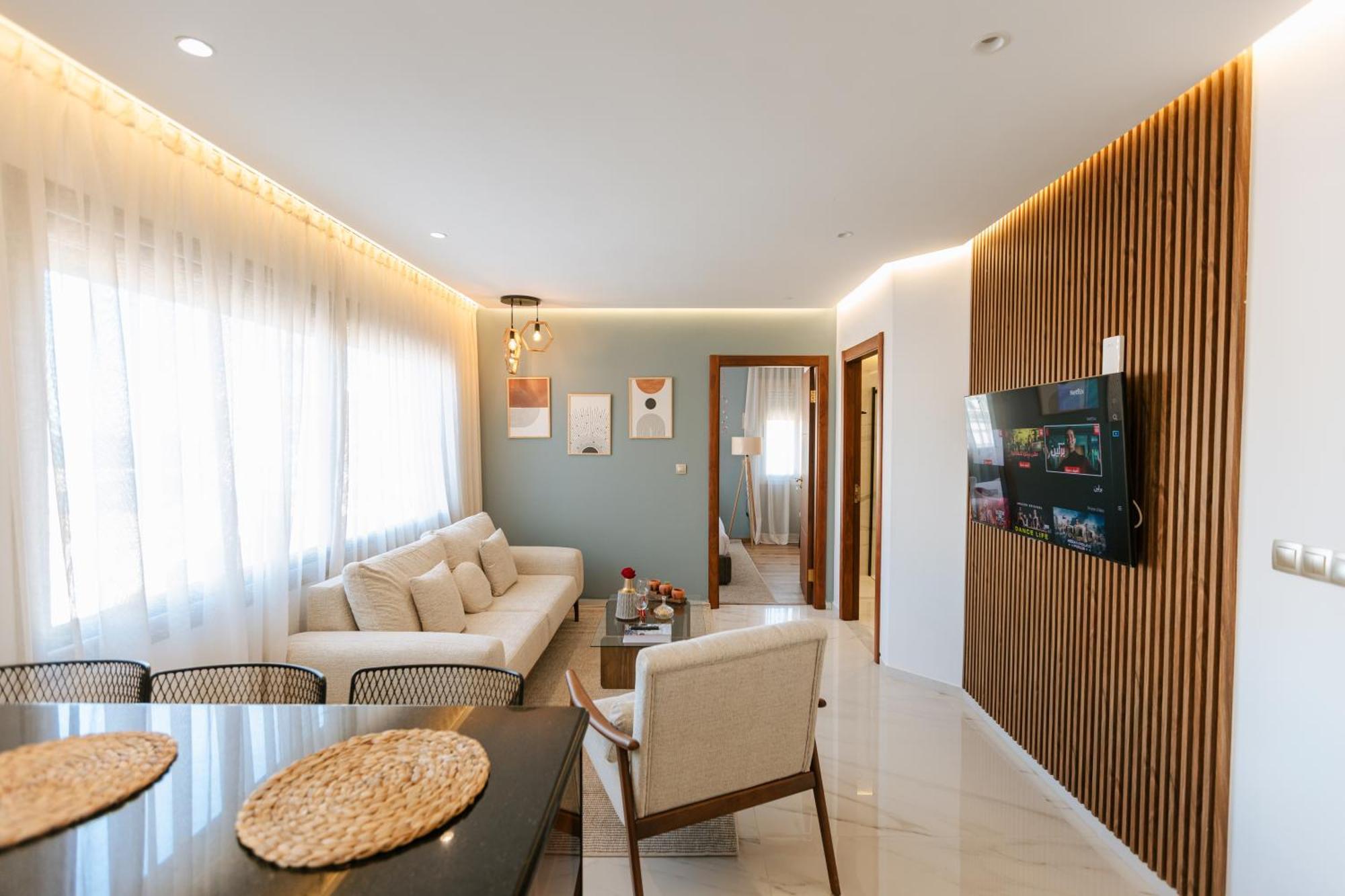 Marina View Luxurious Retreat With Stunning Ocean Views 1 Double Bedroom, 1 Convertible Couch Apartment *