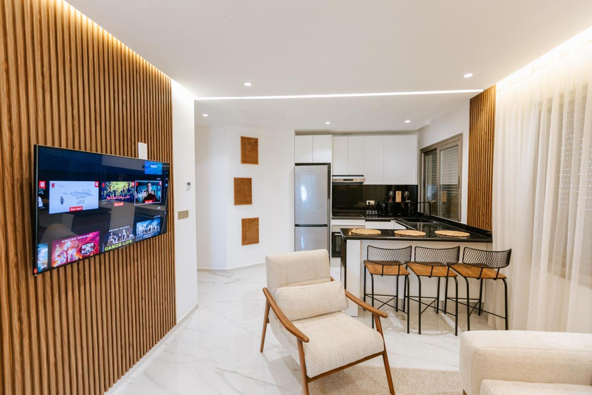 Apartment Marina View Luxurious Retreat With Stunning Ocean Views 1 Double Bedroom, 1 Convertible Couch *