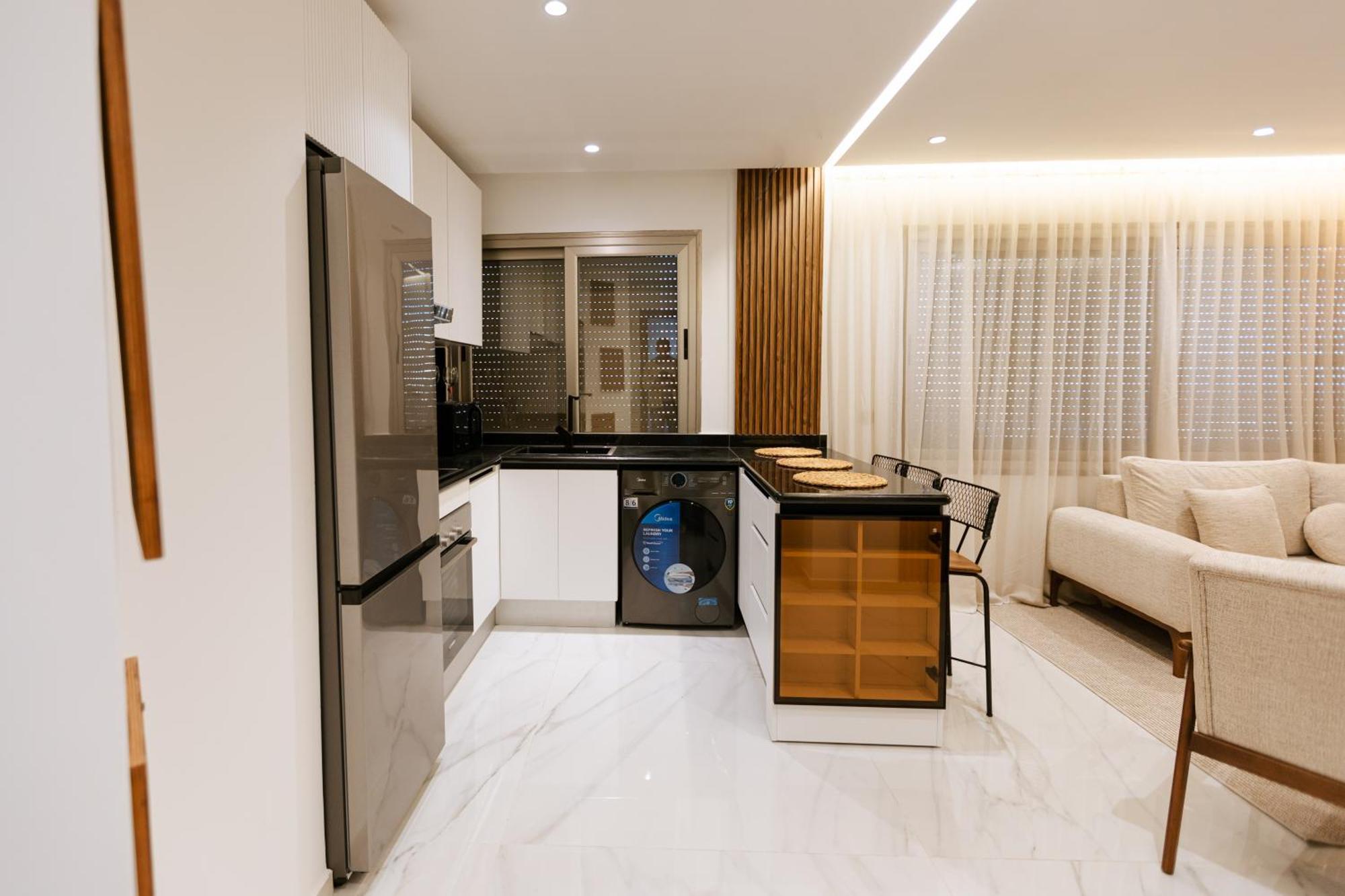 Marina View Luxurious Retreat With Stunning Ocean Views 1 Double Bedroom, 1 Convertible Couch Apartment Tangier
