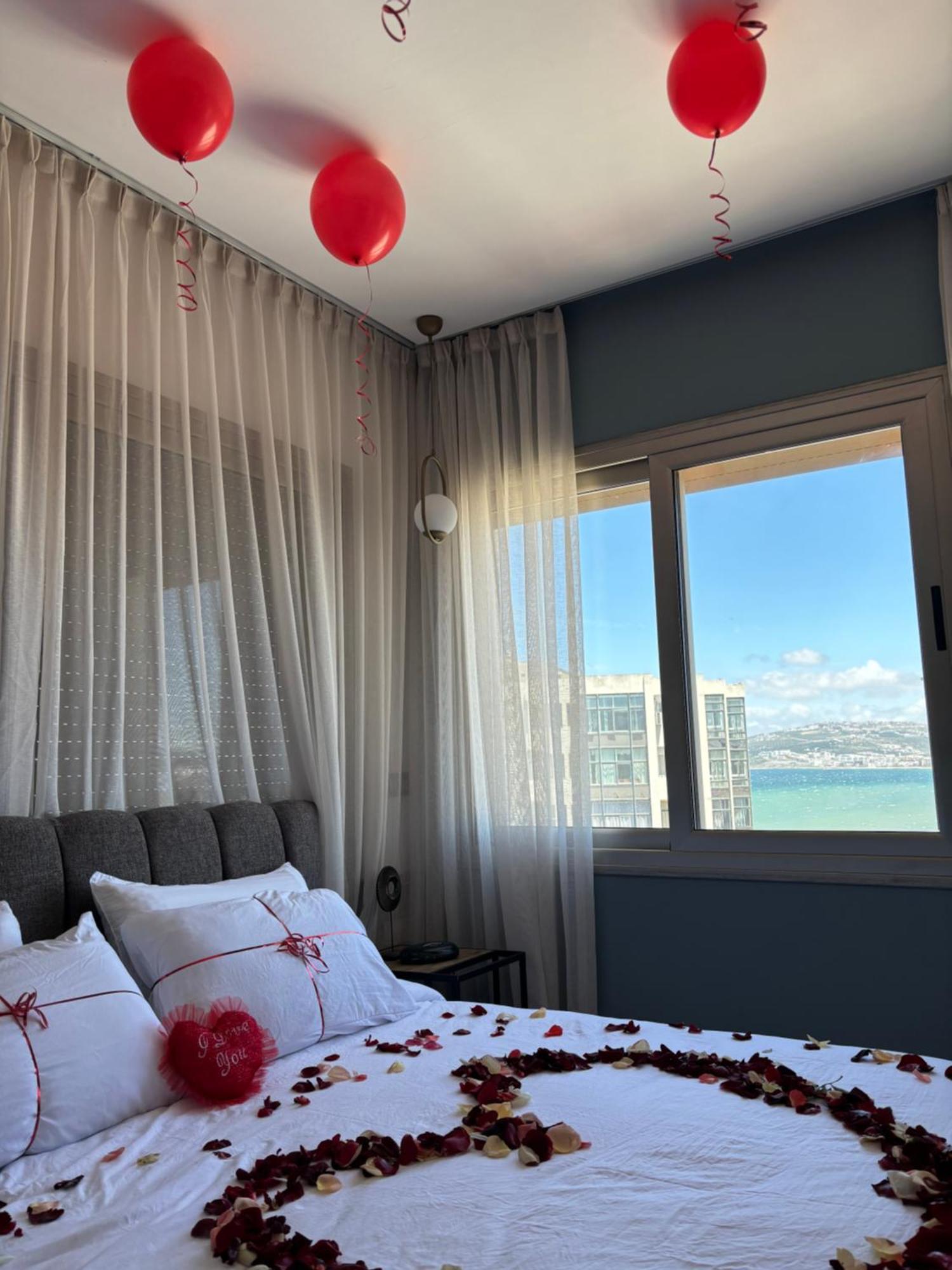 Apartment Marina View Luxurious Retreat With Stunning Ocean Views 1 Double Bedroom, 1 Convertible Couch *