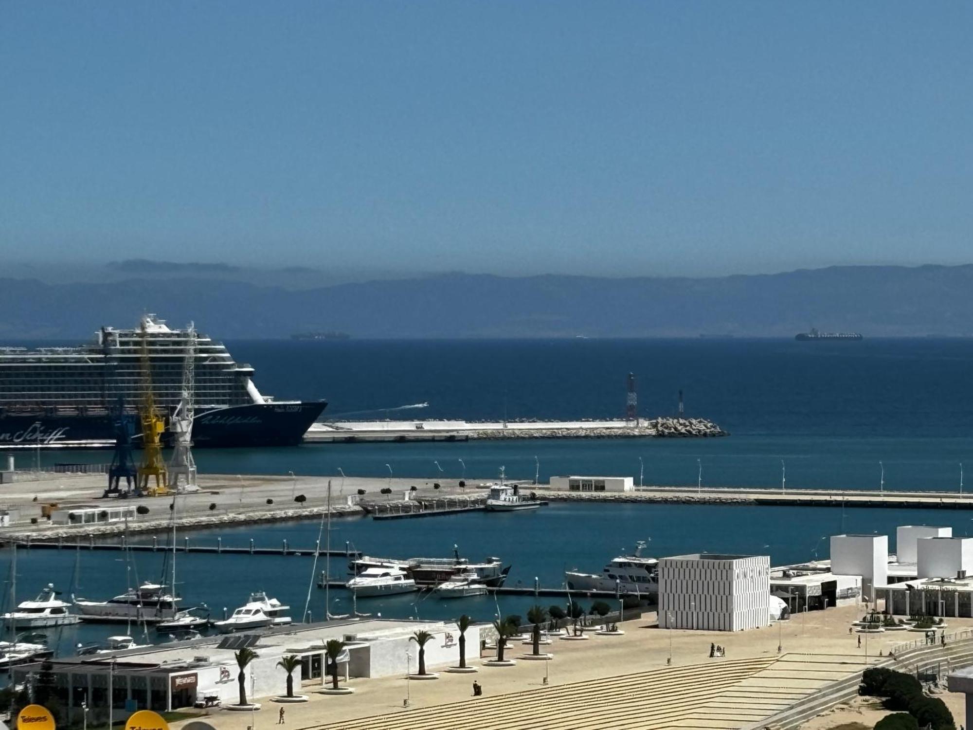 Marina View Luxurious Retreat With Stunning Ocean Views 1 Double Bedroom, 1 Convertible Couch Tangier