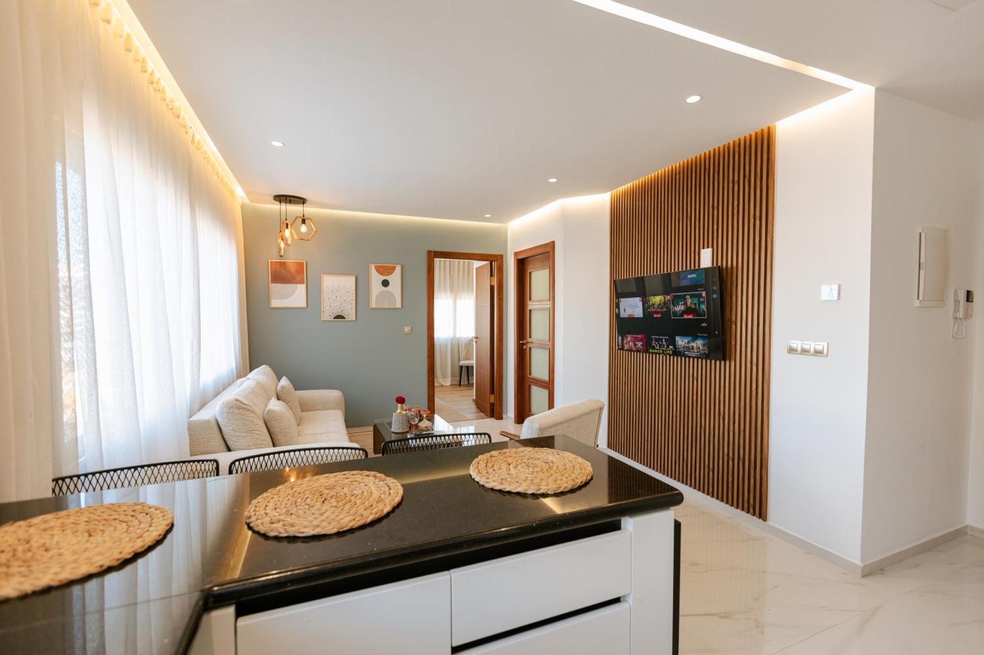 Marina View Luxurious Retreat With Stunning Ocean Views 1 Double Bedroom, 1 Convertible Couch *